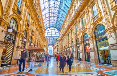 MILAN, ITALY - 5 Nisan 2022: Milano 'nun en etkileyici alışveriş merkezi, Galleria Vittorio Emanuele II, 5 Nisan' da İtalya 'nın Milano kentinde