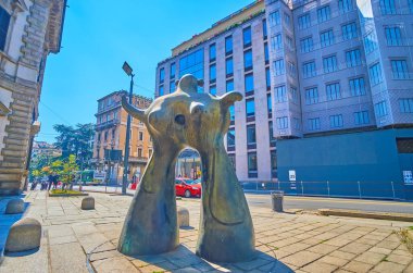 MILAN, ITALY - 5 Nisan 2022: Joan Miro 'nun modern heykeli Via Senato caddesinde, 5 Nisan' da İtalya 'nın Milano kentinde