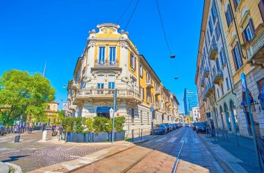 MILAN, ITALY - 5 Nisan 2022: Brera bölgesindeki Via San Marco 'daki manzaralı bina, 5 Nisan' da Milano, İtalya