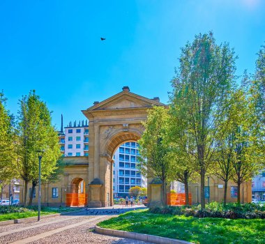 Manzaralı Porta Nuova kapısı kireçtaşından yapılmış ve İtalya 'nın Milano kentindeki küçük parkın çevresinde yer alıyor.