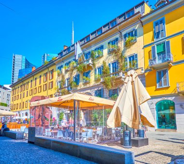 MILAN, ITALY - 5 Nisan 2022: Corso Como caddesindeki restoranların açık terasları tarihi merkez, 5 Nisan 'da Milano, İtalya