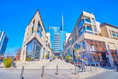 MILAN, ITALY - 5 Nisan 2022: 5 Nisan 'da İtalya' nın Milano kentinde, şehrin iş merkezi olan modern binaların çevresindeki Piazza Gae Aulenti