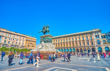 MILAN, ITALY - 5 Nisan 2022: 5 Nisan 'da Milano, İtalya' da Piazza del Duomo 'da Kral II. Victor Emmanuel' in binicilik heykeli