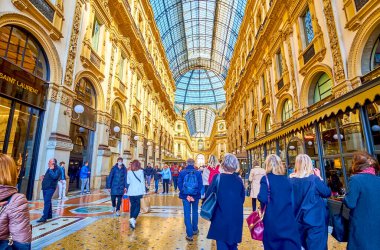 MILAN, ITALY - 5 Nisan 2022: 5 Nisan 'da İtalya' nın Milano kentinde bulunan Galleria Vittorio Emanuele II 'deki kalabalık ara sokak