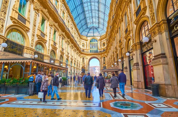 MILAN, ITALY - 5 Nisan 2022: Galleria Vittorio Emanuele II 'nin lüks butikleri ve restoranları olan iç mekanı, 5 Nisan' da Milano, İtalya 'da
