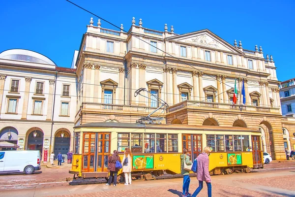 Milán Italia Abril 2022 Tranvía Amarillo Estilo Retro Recorre Fachada — Foto de Stock