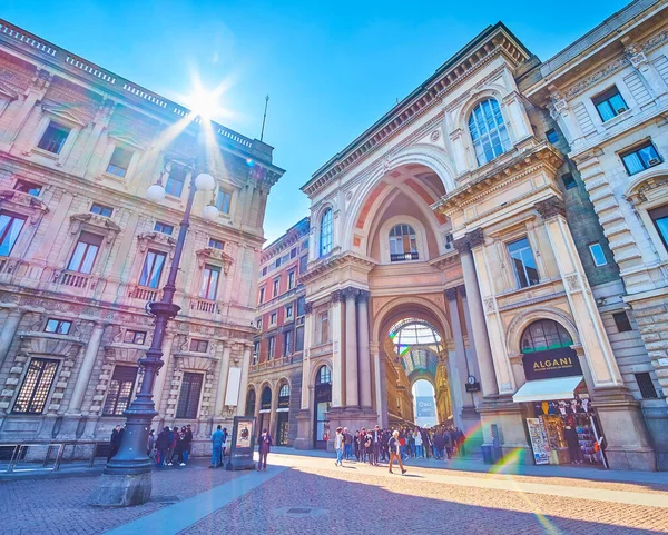 MILAN, ITALY - 5 Nisan 2022: 5 Nisan 'da İtalya' nın Milano kentinde, Piazza della Scala 'da Galleria Vittorio Emanuele II Zafer Kemeri' nin muhteşem girişi