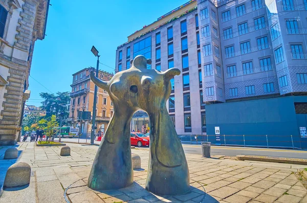 MILAN, ITALY - 5 Nisan 2022: Joan Miro 'nun modern heykeli Via Senato caddesinde, 5 Nisan' da İtalya 'nın Milano kentinde