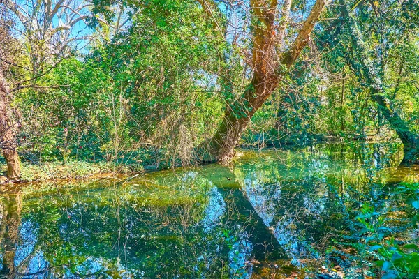 Giardini Pubblici 'deki küçük gölet Milan, İtalya' nın merkezinde Indro Montanelli