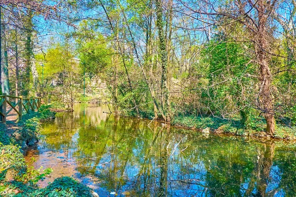 Giardini Pubblici 'deki küçük nehir Milano, İtalya' daki Indro Montanelli parkı.