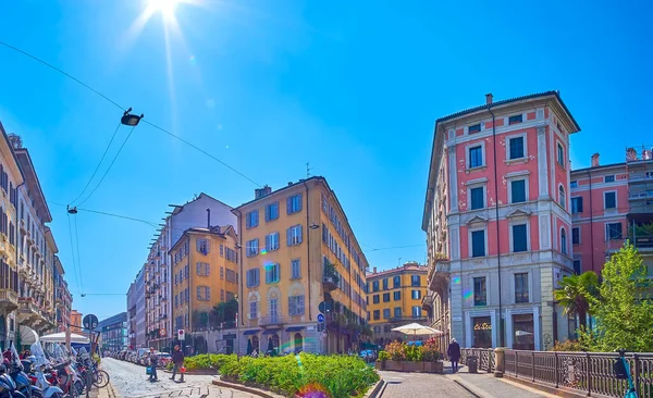 MILAN, İtalya - 5 Nisan 2022: Ünlü Brera bölgesindeki Via San Marco 'daki tarihi evler, 5 Nisan' da İtalya 'nın Milano kentinde