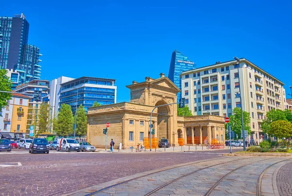 MILAN, ITALY - 5 Nisan 2022: Giuseppe Zanoia tarafından tasarlanan Porta Nuova kapısı, 5 Nisan 'da İtalya' nın Milano kentinde yer almaktadır.