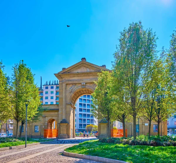 Manzaralı Porta Nuova kapısı kireçtaşından yapılmış ve İtalya 'nın Milano kentindeki küçük parkın çevresinde yer alıyor.