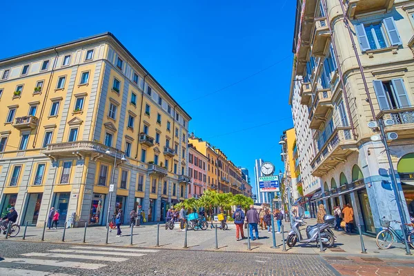 MILAN, ITALY - 5 Nisan 2022: 5 Nisan 'da İtalya' nın Milano kentinde büyük miktarda restoranı ve mağazası olan yayalar Corso Como Caddesi