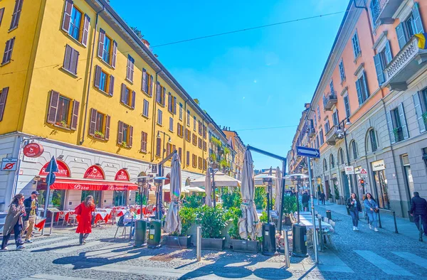 MILAN, ITALY - 5 Nisan 2022: Pedestrian Corso Como sokağı, 5 Nisan 'da İtalya' nın Milano kentindeki atmosferik açık hava restoranlarından birine yerel halk ve turistleri çekti.