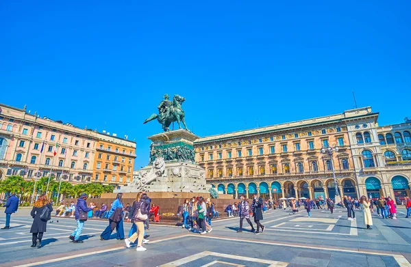 MILAN, ITALY - 5 Nisan 2022: 5 Nisan 'da Milano, İtalya' da Piazza del Duomo 'da Kral II. Victor Emmanuel' in binicilik heykeli