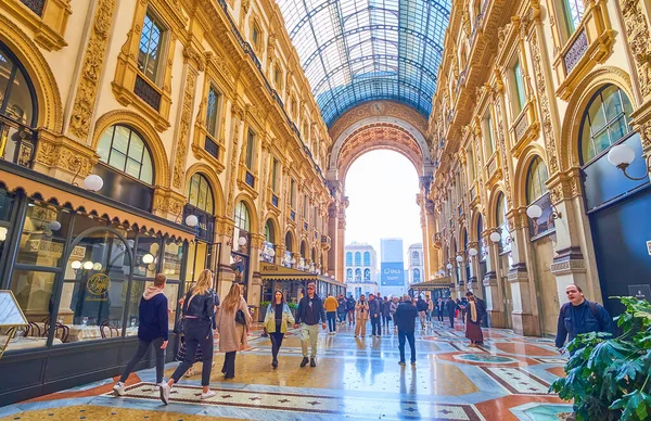 MILAN, ITALY - 5 Nisan 2022: Ünlü alışveriş merkezi Galleria Vittorio Emanuele II 'nin kapalı caddesi, 5 Nisan' da Milano, İtalya 'da