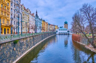 Çek Cumhuriyeti Prag, Manes Sergi Salonu 'nun arkasındaki Ortaçağ Sitkov Su Kulesi manzaralı Vltava Nehri Masaryk Embankment