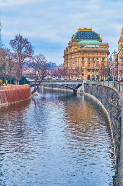 Çek Cumhuriyeti 'nin Prag eyaletinin Vltava Nehri' ndeki Masaryk Embankment 'inden Ulusal Tiyatro' nun çarpıcı binası.