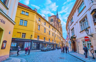 PRAG, CZECH REPUBLIC - 5 Mart 2022: Husova Caddesi 'nin mimarisi, evlerin üzerindeki St. Giles Kilisesi saat kulesiyle, 5 Mart' ta Prag 'da