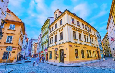 PRAG, CZECH REPUBLIC - 5 Mart 2022: The Stare Mesto District Walk with a history of Husova Street, on Prag