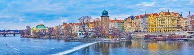 Nove Mesto bölgesinin panoraması Vltava Nehri, Sitkov Su Kulesi, Slavonik Adası 'ndaki Zofin Sarayı ve arka plandaki Masaryk Embankment manzaralı binaları, Prag, Çek Cumhuriyeti