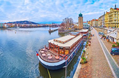 Arka planda Vltava Nehri, tekne otelleri, Sitkov Su Kulesi, Masaryk Embankment, St Vitus Katedrali ve Petrin Tepesi, Prag, Çek Cumhuriyeti