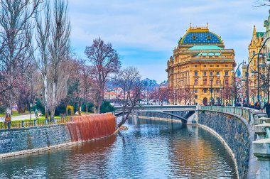 Kıvrımlı Masaryk Embankment Vltava Nehri, Slavonic Adası ve Çek Cumhuriyeti 'nin Prag Ulusal Tiyatrosu' nun tarihi binasını gözlemlemektedir.
