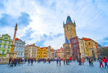 PRAGUE, CZECH REPUBLIC - 5 Mart 2022: Eski Belediye Binası ve Marian Sütunu, 5 Mart 'ta Prag' da eski şehir meydanının tarihi binaları ve anıtlarıyla çevrili