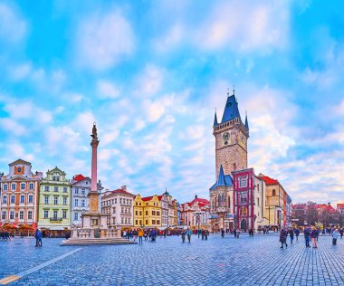 PRAG, CZECH REPUBLIC - 5 Mart 2022: Marian Sütunu Eski Şehir Meydanı 'nda, sağdan 5 Mart' ta Prag 'da, eski belediye binasının ortaçağ saat kulesiyle