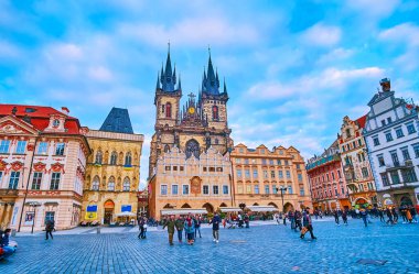 PRAG, CZECH REPUBLIC - 5 Mart 2022 'de Prag' da, 5 Mart 'ta, Ortaçağ şehir meydanının üzerindeki manzaralı gökyüzü,