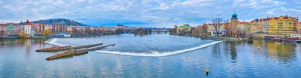 Margens Rio Vltava Com Edifícios Históricos Distrito Smichov Malostranska Water — Fotografia de Stock