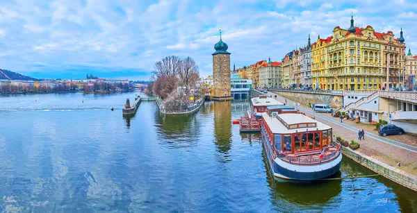 Art Nouveau ile Vltava Nehri Panoraması ve Masaryk Embankment, Sitkov Su Kulesi, Slavonik Ada ve arka planda St Vitus Katedrali silueti, Prag, Çek Cumhuriyeti