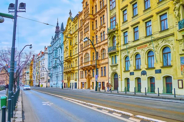 PRAG, CZECH REPUBLIC - 5 Mart 2022: The Art Nouveau Hlohol House, 5 Mart 'ta Prag' da Masaryk Embankment 'ta bulunan şehrin incisidir.