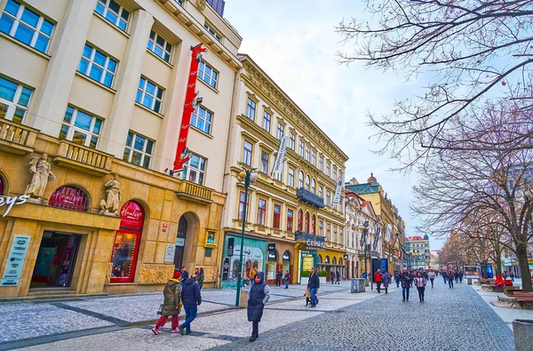 PRAG, CZECH REPUBLIC - 5 Mart 2022: Na Prikope (Hendeğin Üzerinde) Caddesi, 5 Mart 'ta Prag' da şehri ziyaret eden turistler arasında meşhurdur.