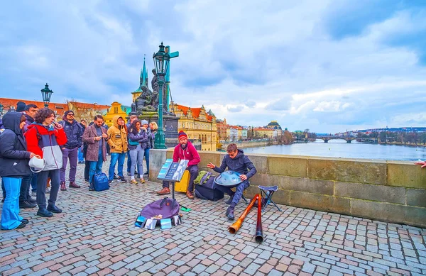 Praha Česká Republika Března 2022 Dav Turistů Před Pouličními Muzikanty — Stock fotografie