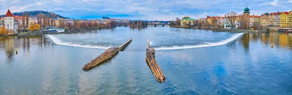 捷克共和国布拉格 Vltava河明亮的蓝色表面 与对面河岸上的Malostranska和Sitkov水塔映衬着天空 — 图库照片