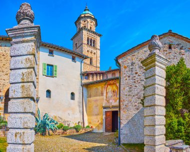 Ortaçağ Santa Maria del Sasso Kilisesi 'nin önündeki oyma taş kapı, Morcote, İsviçre