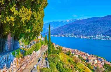 Dar taştan yürüyüş yolu aşağı kasabaya ve Lugano Gölü, Morcote, İsviçre 'ye çıkar.
