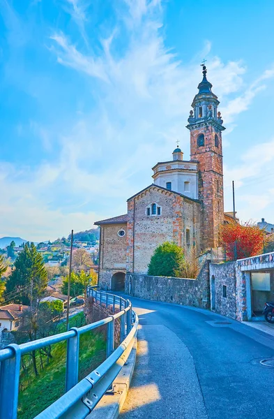 石の壁と背の高い鐘楼と聖ジョージアンドリュー教区教会 カロナ ティチーノ スイス — ストック写真
