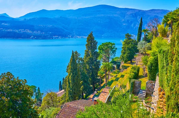 Scherrer Park 'ın yeşil terasları ve Lugano Gölü' nün mavi yüzeyi Alpler, Morcote, İsviçre ile çevrilidir.