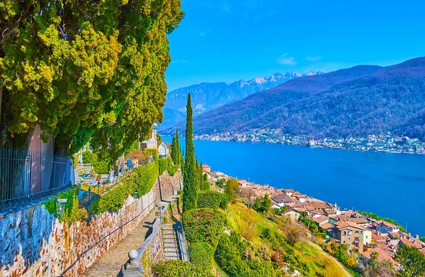 Dar taştan yürüyüş yolu aşağı kasabaya ve Lugano Gölü, Morcote, İsviçre 'ye çıkar.