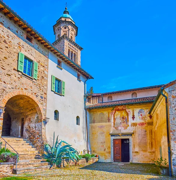 Festői Freskós Fal Santa Maria Del Sasso Templom Magas Harangtorony — Stock Fotó