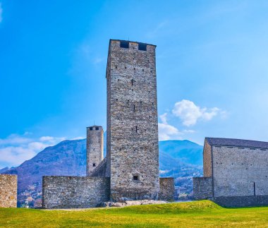İsviçre Bellinzona 'daki Castelgrande kalesinin Torre Nera (Kara Kule)
