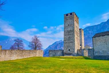 İki yüksek kulesi olan tarihi ortaçağ Castelgrande kalesi, Bellinzona, İsviçre