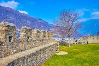İsviçre Bellinzona 'daki Castelgrande kalesinin ortaçağ duvarları boyunca yürü.