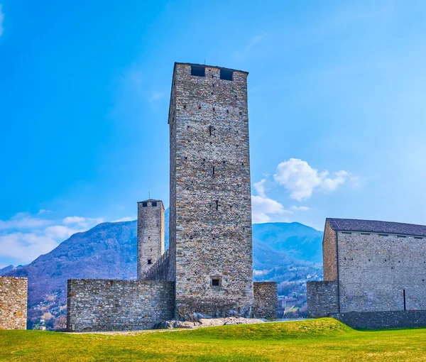 İsviçre Bellinzona 'daki Castelgrande kalesinin Torre Nera (Kara Kule)