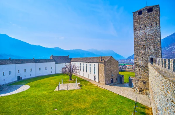 İsviçre 'nin Bellinzona kentindeki Ortaçağ Castelgrande kalesi