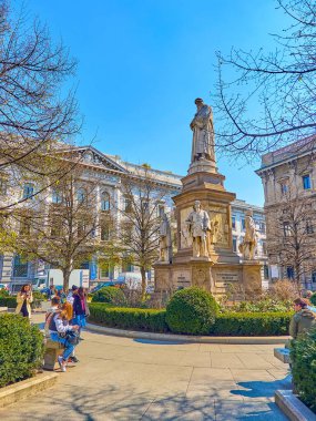 MILAN, ITALY - 5 Nisan 2022: 5 Nisan 'da İtalya' nın Milano kentinde, Piazza della Scala 'nın ortasında Leonardo da Vinci' nin heykeli