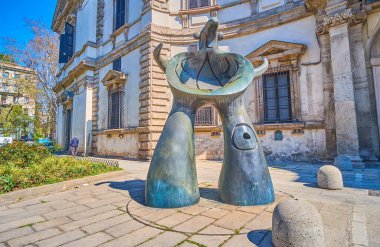 MILAN, ITALY - 5 Nisan 2022: Joan Miro 'nun 5 Nisan' da İtalya 'nın Milano kentinde bulunan Palazzo del Senato cephesinde yaptığı inanılmaz modern heykel